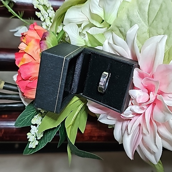 Wedding Ring - Picture 4 of 16